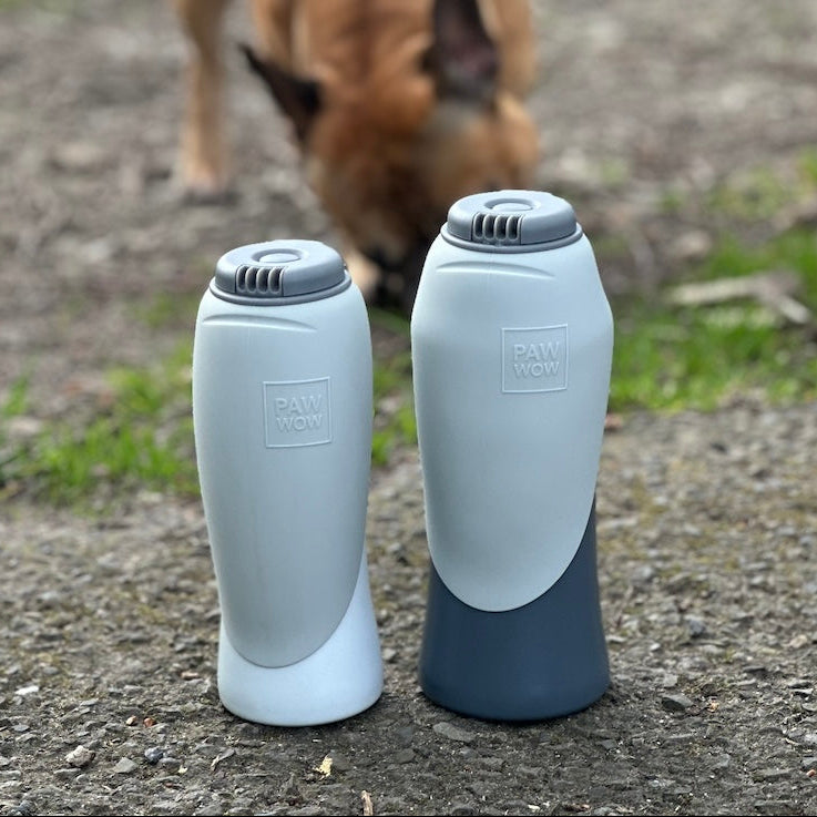 Hundetrinkflaschen in zwei Größen nebeneinander zur Veranschaulichung der praktischen Flaschen für Unterwegs von PAW WOW